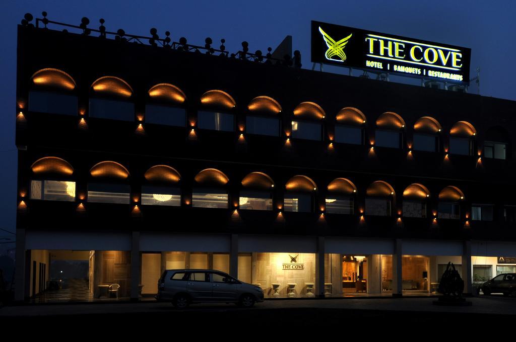 The Cove Hotel Panchkula Exterior foto